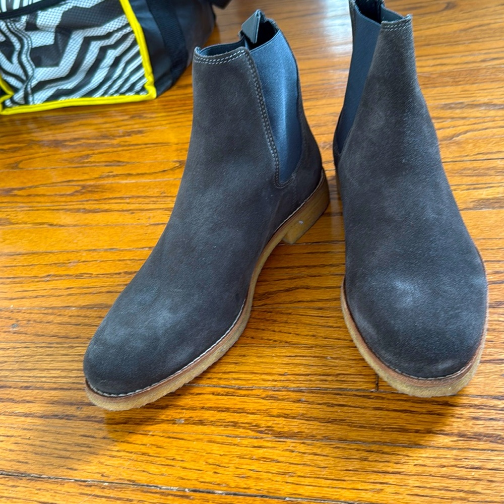Suede Boots with gum rubber sole